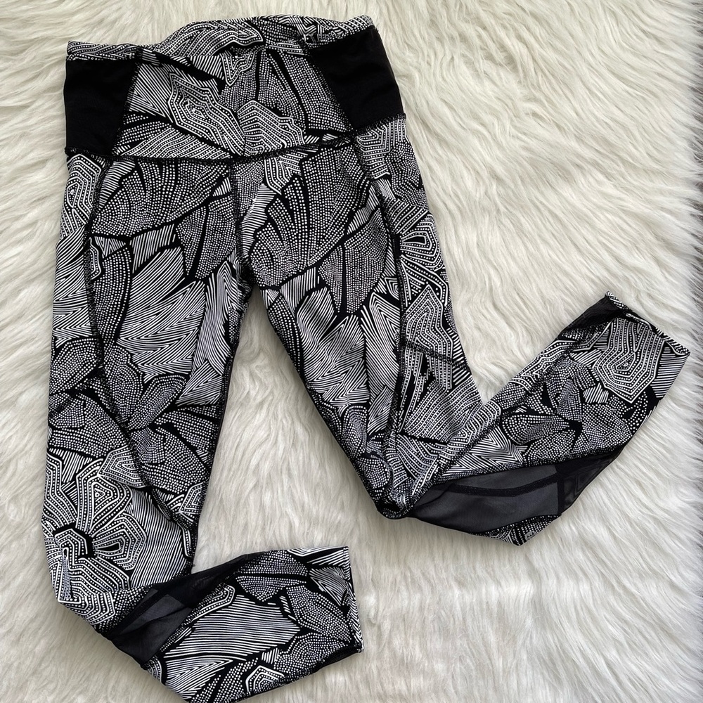 Lululemon Goal Crusher 7/8 Tight Dottie Tribe White Black / Black legging size 4